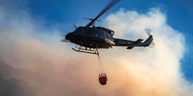 Waldbrand - Hubschrauber mit Löschwasser