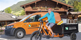 Umweltbeauftragte Renate Candlin präsentiert das Alpbacher Lasten E-Bike