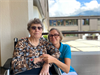 Seniorin mit Pflegeauszubildende Julia Hollaus